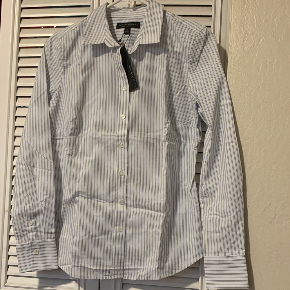 Sophisticated Banana Republic women’s White and Blue Pinstripe Shirt in 0 Size